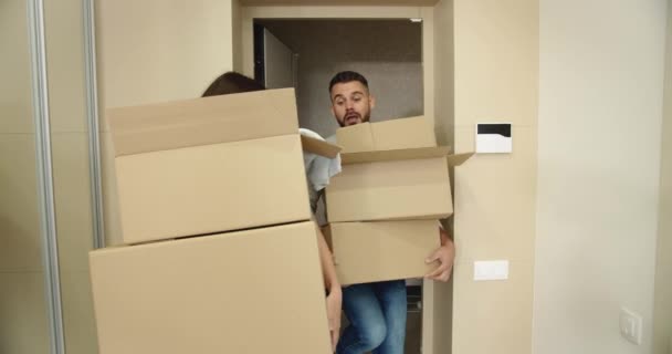 Пара переезжает в новый дом — стоковое видео