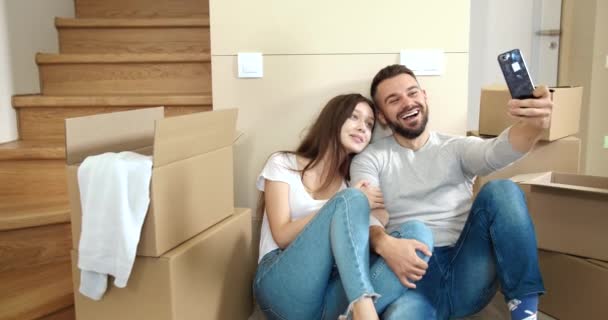 Casal fazendo selfie em casa nova — Vídeo de Stock
