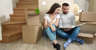 Çift yeni eve taşınıyor