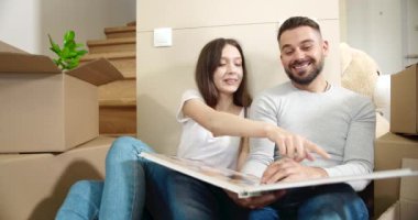 Çift yeni eve taşınıyor