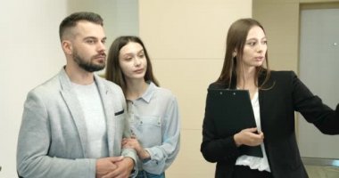 Komisyoncu Çift Yeni Daire Gösteriyor