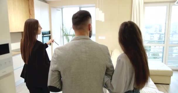 Realtor mostrando casal novo apartamento — Vídeo de Stock