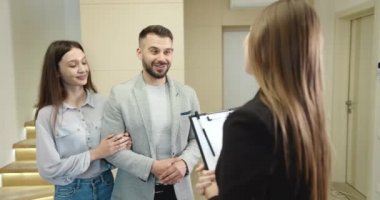 Komisyoncu Çift Yeni Daire Gösteriyor