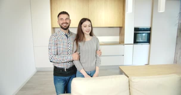 Ehepaar zieht in neue Wohnung — Stockvideo