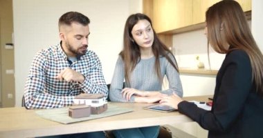 Müşteriler emlak müdürüyle konuşuyor