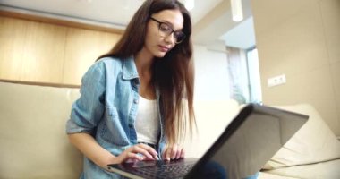 İçerde Çalışan Düşünceli Kadın Serbest Çalışan