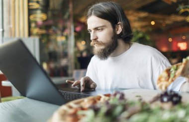 Çalışan Genç Bir Pizzaya Sıcak Pizza