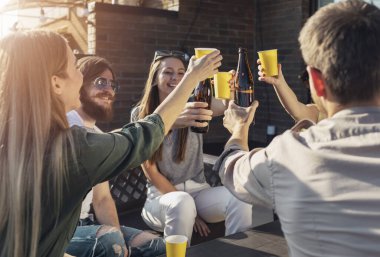 Neşeli Arkadaşlar Çatı katında Bira İçiyor