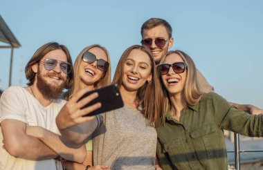 Neşeli Dostlar Fotoğraf Çekiyor Gün batımı Güneşi Yazıyor