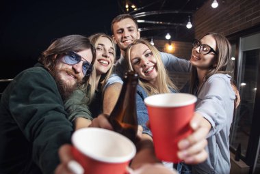 Neşeli Dostlar İçeceklerini Gösteriyorlar Yakından