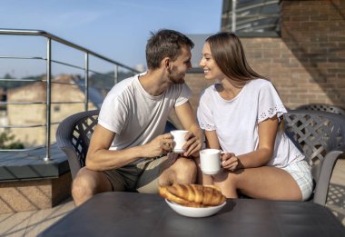 Genç çift kahvaltı sırasında tatlı bir konuşma yaptı.