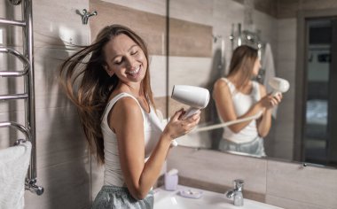 Pozitif Kız Saç Kurutma Makinesiyle Dans Ediyor