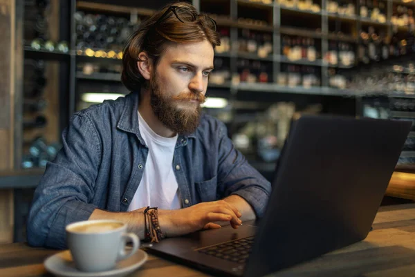 Молодий концентрований бізнесмен в кафе — стокове фото