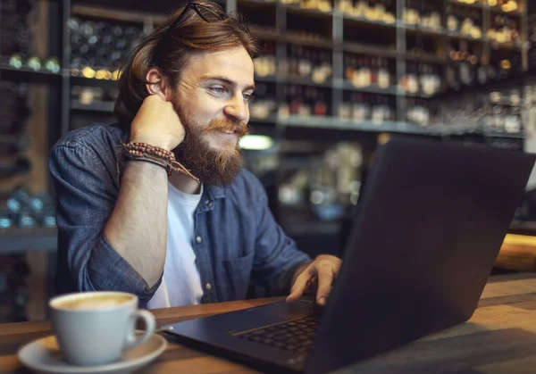 Contentado Sorrindo Lad Trabalhando por Laptop — Fotografia de Stock