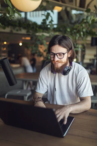 Mężczyzna freelancer praca w a Loft Workspace — Zdjęcie stockowe