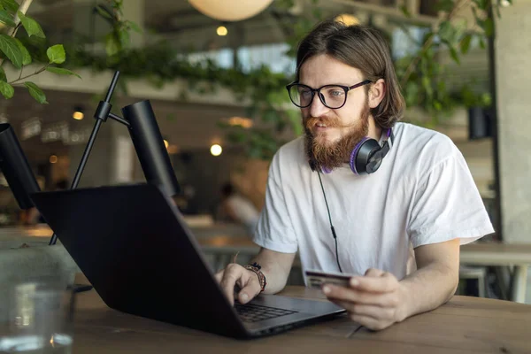 Homem realizando a transação bancária online — Fotografia de Stock