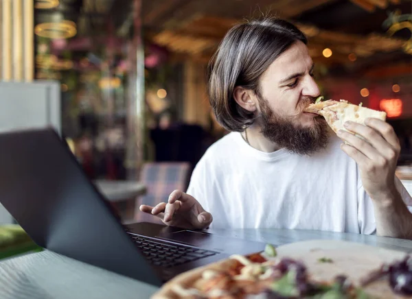 Jovem Freelancer Snacking Enquanto Trabalha — Fotografia de Stock