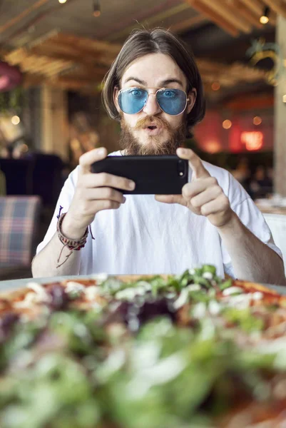 Молодий здивований клієнт робить фото Піца — стокове фото