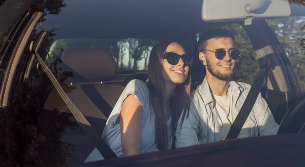 Portrait Girl and Boyfriend Posing in Car — Stockfoto
