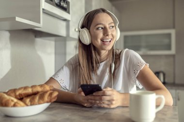 Neşeli genç bir kadın Sabah Kahvesinin tadını çıkarıyor