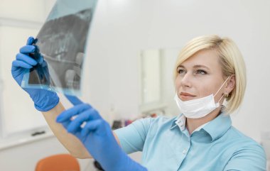 Yoğunlaştırılmış Kadın Diş Hekimi X-ray Fotoğrafçılığını inceliyor