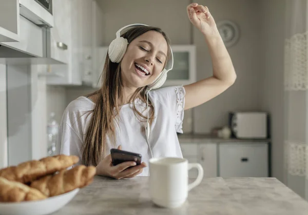 Unga dam dansar medan hon lyssnar på musiken — Stockfoto