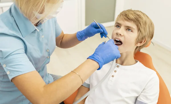 Dentysta używający strzykawki ze sprayem na wodę — Zdjęcie stockowe