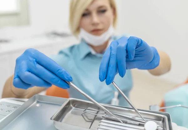 Dentista Mulher Picking Boca Espelho e Sonda — Fotografia de Stock