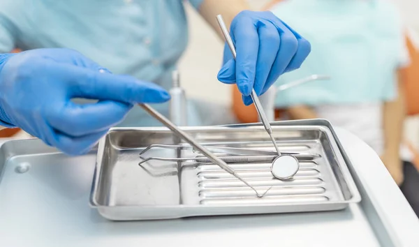 Médicos Mãos Colhendo Armamentário Dental — Fotografia de Stock