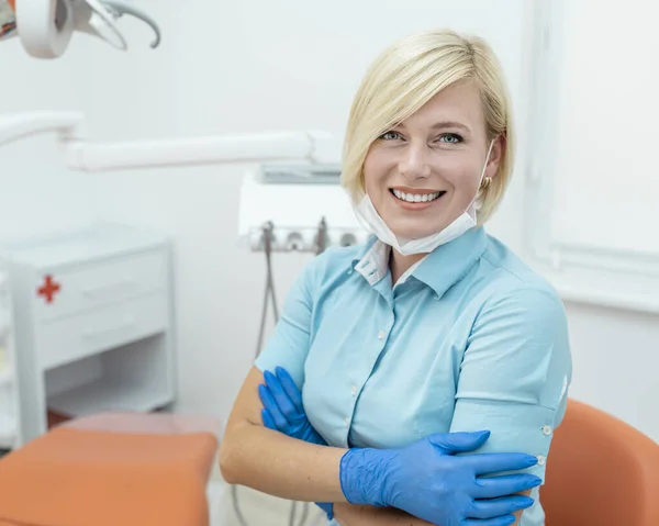 Sorrindo Loira Dentista Feminina — Fotografia de Stock