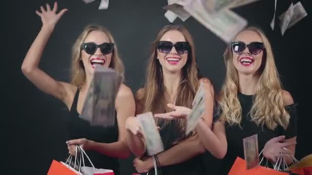 Чорна п'ятниця Жінки гроші падають — стокове відео