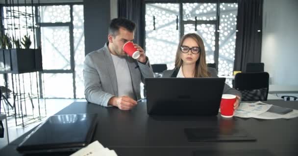 Colegas no local de trabalho do escritório — Vídeo de Stock