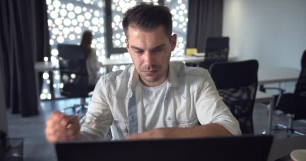 Hombre cansado Masajeando Ojos cerca de Laptop — Vídeos de Stock