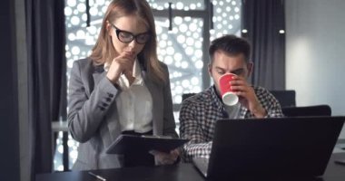 Ofis Ortakları İş Tartışıyor