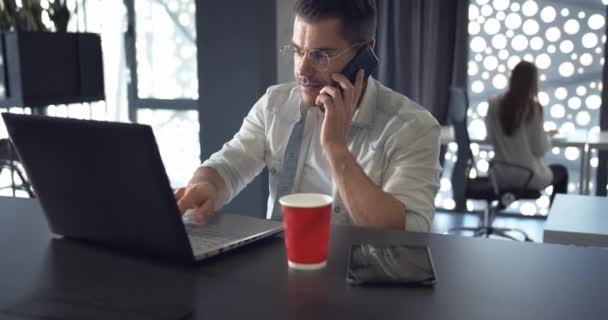 Empresario masculino ocupado en el ordenador portátil de oficina — Vídeos de Stock