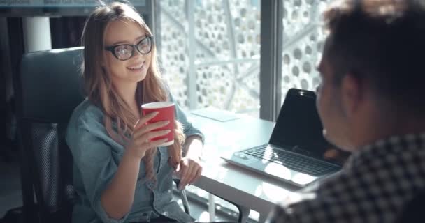 Pausa para café en la oficina — Vídeos de Stock