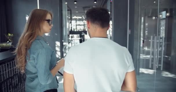 Kollegor Promenader i Office Tillbaka Skott — Stockvideo