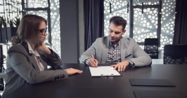 İş Ortakları Tokalaşıyor