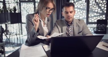 Ofiste Dizüstü bilgisayarda çalışan meslektaşlar