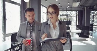 ofiste yürüyüş iş adamları