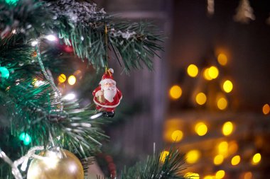 Yılbaşı arifesinde Noel ağacıyla