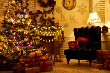 Güzel dekore edilmiş Noel ağacı ve hediyelerle modern iç mekan.