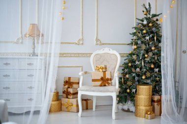 Güzel dekore edilmiş Noel ağacı ve hediyelerle modern iç mekan.