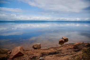 Sahildeki kayaların güzel manzarası 