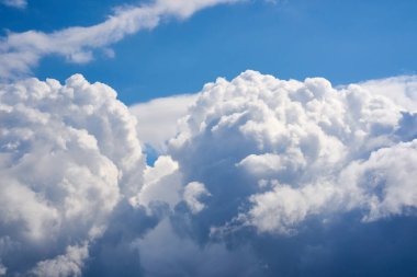 Mavi gökyüzünde beyaz kabarık bulutlar