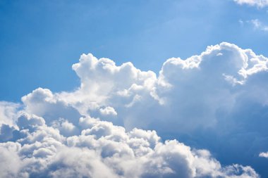 Mavi gökyüzünde beyaz kabarık bulutlar