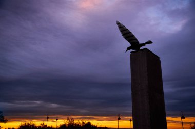 Gün batımına karşı anıtın manzarası