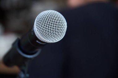 Bulanık arkaplanda mikrofonun kapatılması