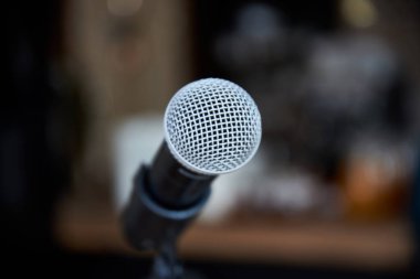 Bulanık arkaplanda mikrofonun kapatılması