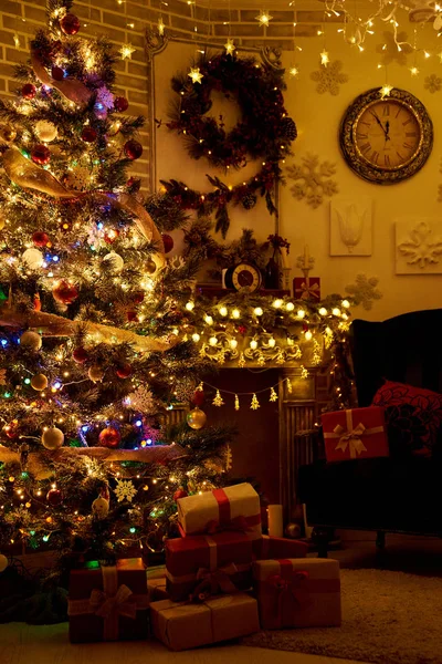 Interior Moderno Con Hermoso Árbol Navidad Decorado Regalos — Foto de Stock